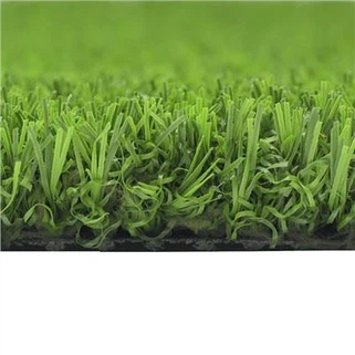 Πράσινος κήπος με τεχνητό γκαζόν